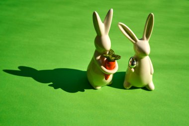 Yeşil kağıtta beyaz Paskalya tavşanı