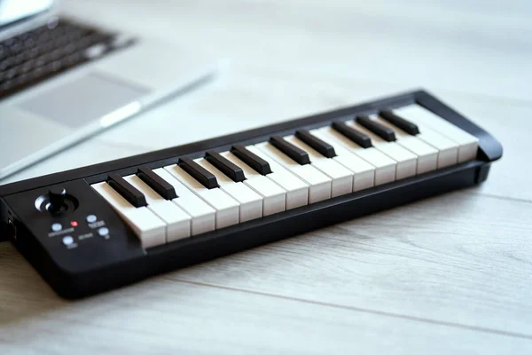 Instrumento musical de teclado em um soalho branco — Fotografia de Stock