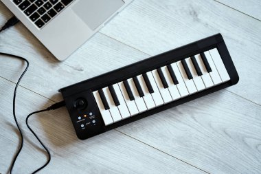 Beyaz zeminde klavye enstrümanı