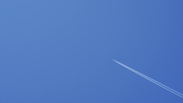 Céu azul e avião se movendo alto — Vídeo de Stock