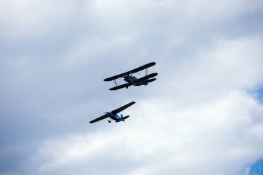 Hava gösterisinde eski askeri uçaklar uçuyor.