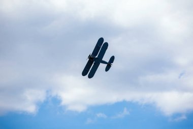 Hava gösterisinde eski askeri uçaklar uçar.