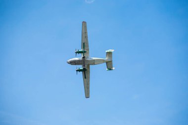 Eski nakliye uçağı bir hava gösterisinde uçar.