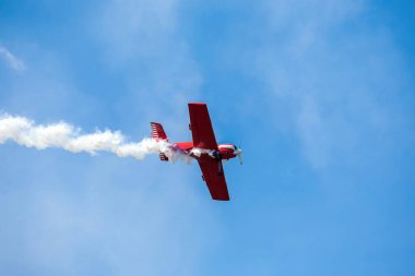 Spor uçakları hava gösterilerinde akrobasi yapıyor.