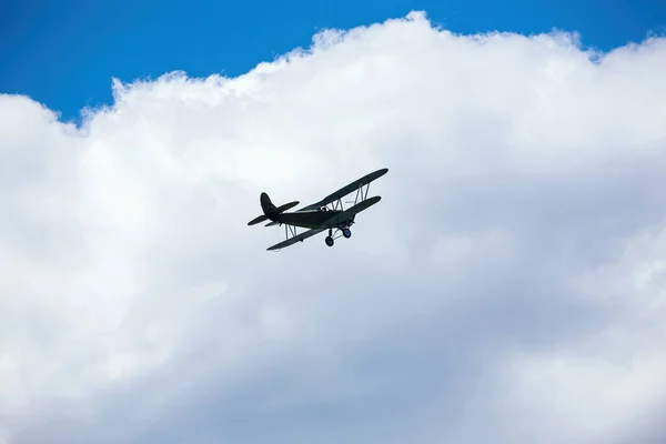 Velho avião militar voa no show aéreo — Fotografia de Stock