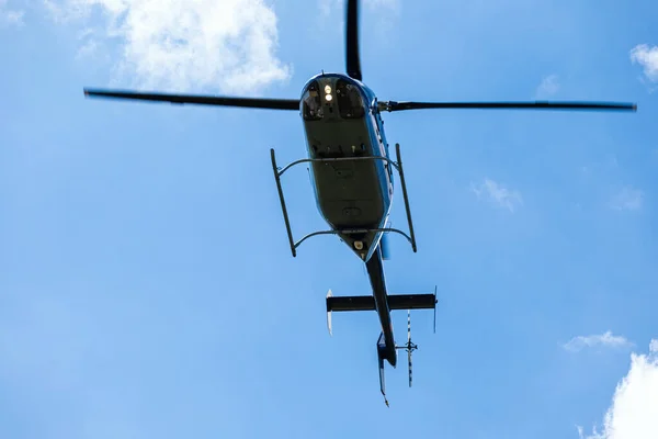 Helicóptero de passageiros voa em um show aéreo — Fotografia de Stock