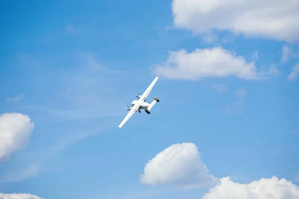 Avião de transporte velho voa em um show aéreo — Fotografia de Stock