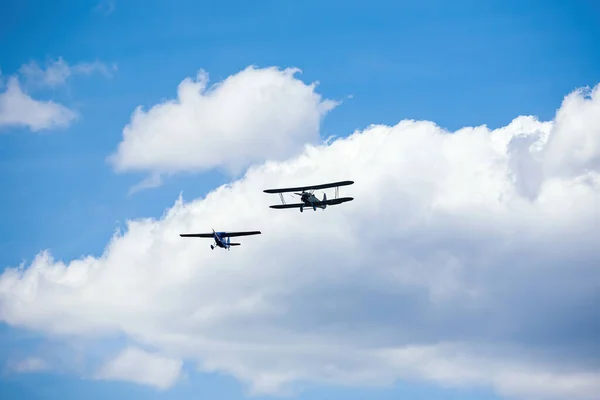 Alte Militärflugzeuge fliegen bei Flugschau — Stockfoto