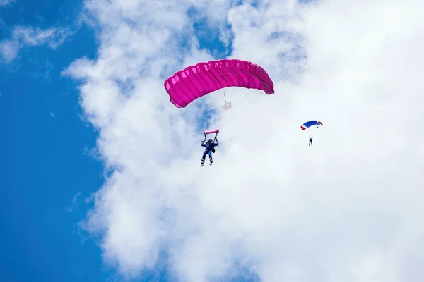 Mann fliegt mit Fallschirm bei Sommerflugschau — Stockfoto