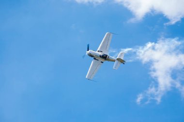 Spor uçakları hava gösterilerinde akrobasi yapıyor.
