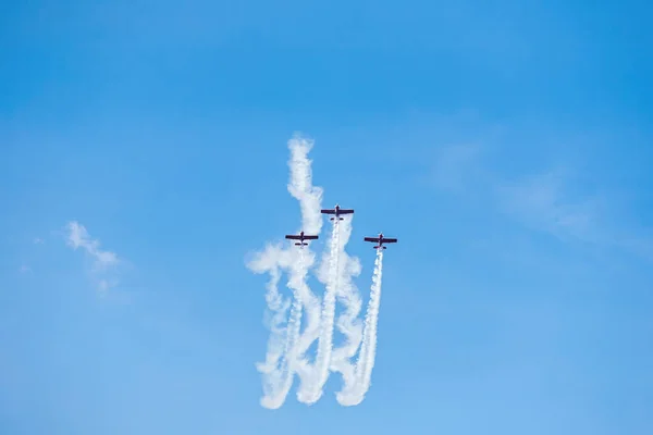 Sportflugzeuge zeigen Akrobatik bei Flugshows — Stockfoto