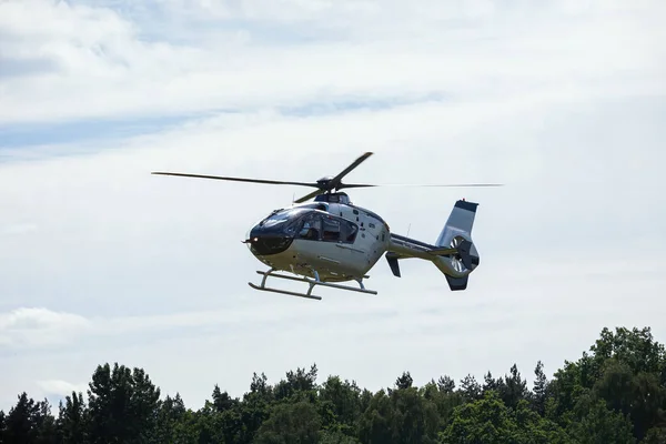 Helicóptero de passageiros voa em um show aéreo — Fotografia de Stock