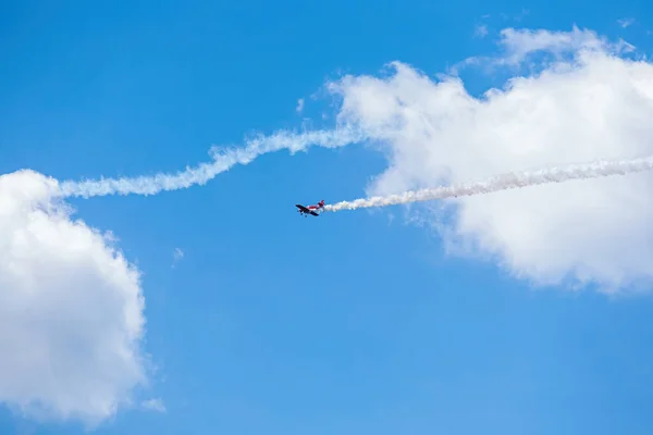 Sportflugzeuge zeigen Akrobatik bei Flugshows — Stockfoto