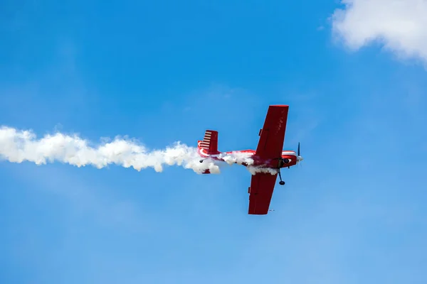 Sportflugzeuge zeigen Akrobatik bei Flugshows — Stockfoto