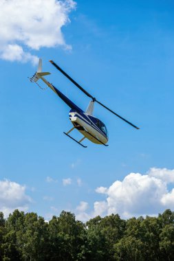 Yolcu helikopteri hava gösterisinde uçuyor.