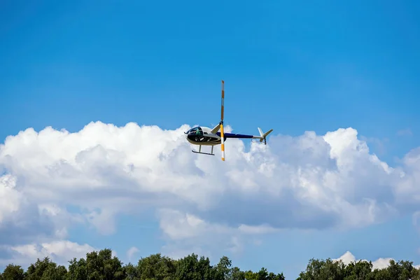 Helicóptero de passageiros voa em um show aéreo — Fotografia de Stock