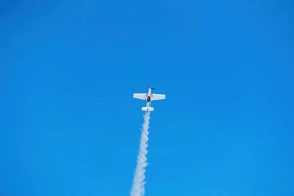 Sportflugzeuge zeigen Akrobatik bei Flugshows — Stockfoto
