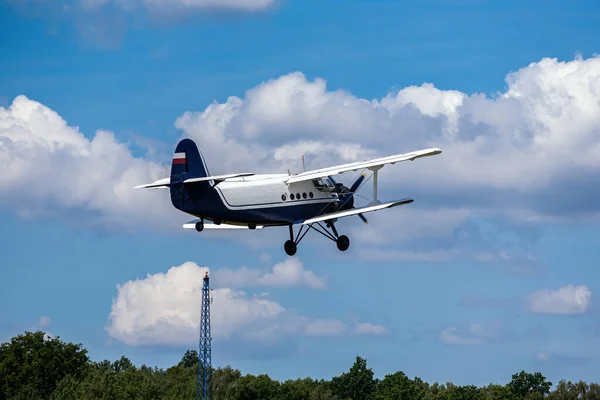 Avião de transporte velho voa em um show aéreo — Fotografia de Stock