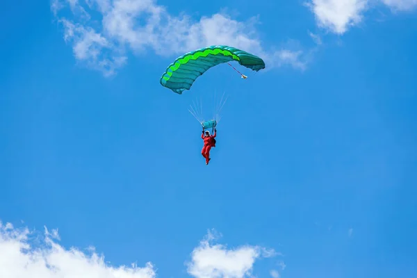 Mann fliegt mit Fallschirm bei Sommerflugschau — Stockfoto