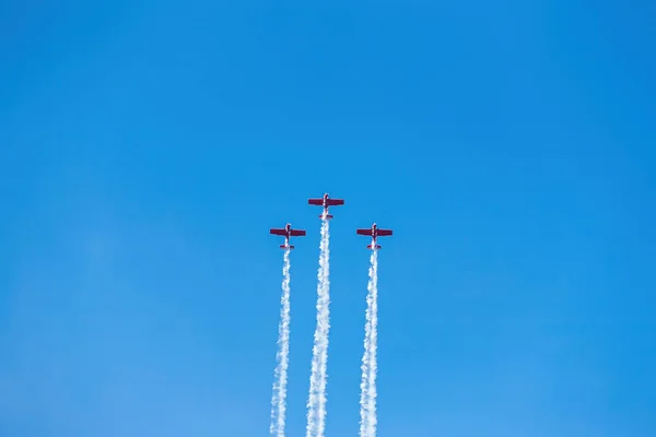 Sportflugzeuge zeigen Akrobatik bei Flugshows — Stockfoto