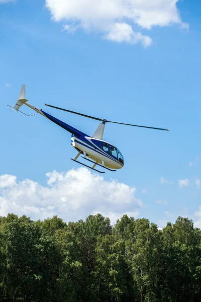 Helicóptero de passageiros voa em um show aéreo — Fotografia de Stock