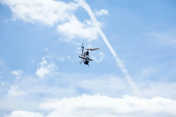 Helicóptero de assalto militar realiza acrobacias em um show aéreo — Fotografia de Stock