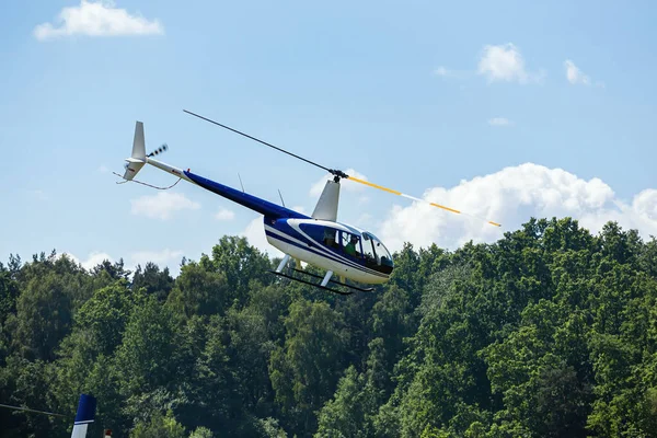 Helicóptero de passageiros voa em um show aéreo — Fotografia de Stock