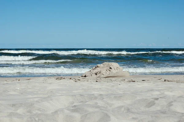 Uma Praia Areia Lado Oceano Foto Alta Qualidade — Fotografia de Stock