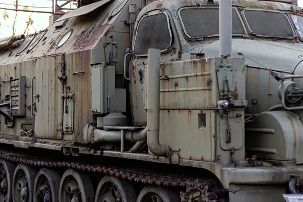 Rezavé ruské vojenské vozidlo v muzeu venku — Stock fotografie