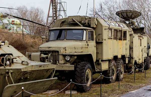 Veicolo militare russo arrugginito in un museo all'aperto — Foto Stock