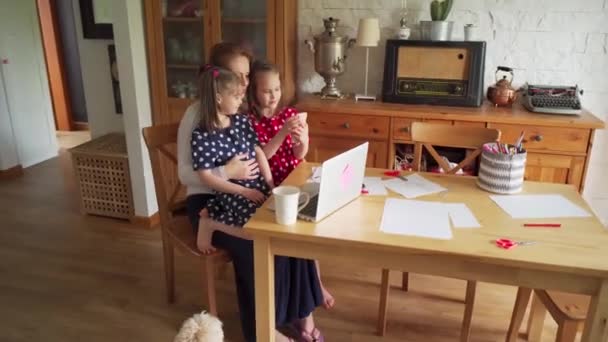 Mor och barn tar en selfie under karantänen — Stockvideo
