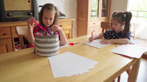 Küçük kızlar salgın sırasında evlerinde kağıda resim çizerler. — Stok video