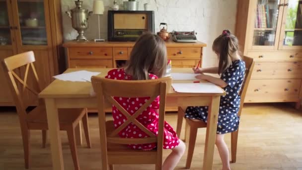 Küçük kızlar salgın sırasında evlerinde kağıda resim çizerler. — Stok video