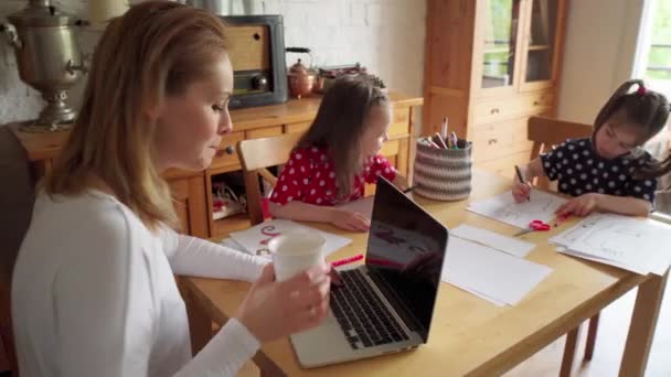 Dessin d'enfants sur papier et mère travaille à distance pendant la quarantaine — Video