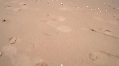 Kumlu sahil manzarası ve yumuşak deniz dalgaları
