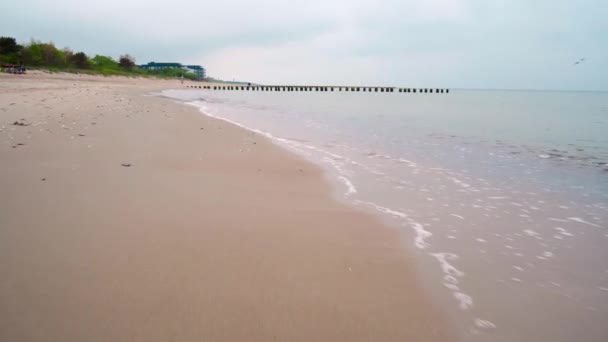 Вид на песчаный пляж и мягкие морские волны — стоковое видео