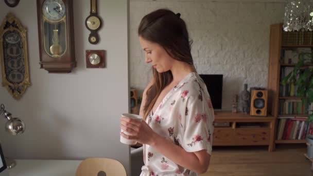 Kvinna i pyjamas arbetar på distans hemma under en pandemi i slow motion — Stockvideo
