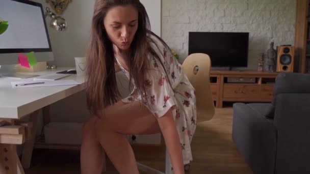 Kvinna i pyjamas arbetar hemma med hund under en pandemi i slow motion — Stockvideo
