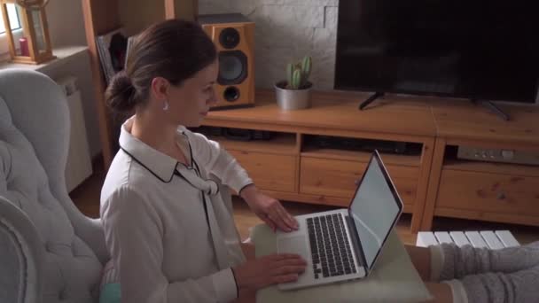 Vrouw in shirt en ondergoed doen conferentie tijdens pandemie in slow motion — Stockvideo