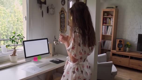 Frau im Schlafanzug arbeitet während einer Pandemie in Zeitlupe aus der Ferne zu Hause — Stockvideo
