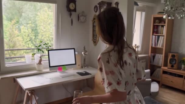 Žena v pyžamu pracuje na dálku doma během pandemie ve zpomaleném filmu — Stock video