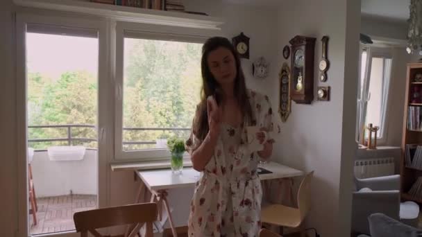 Γυναίκα στο τηλέφωνο και εργάζεται από το σπίτι κατά τη διάρκεια μιας πανδημίας — Αρχείο Βίντεο