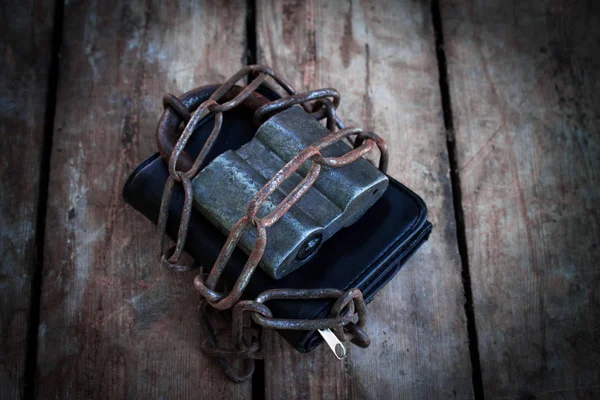 Wallet locked with padlock and chains — Stock Photo, Image