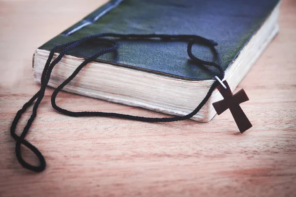 çapraz ve ahşap arka plan üzerinde kitap