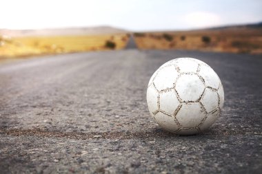 Asfalt üzerinde topu