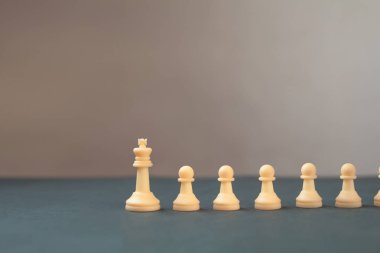 Satranç lider mavi zemin üzerine.