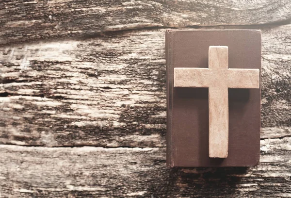 圣经和十字架在木头背景. — 图库照片