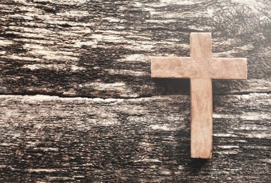 Eski bir ahşap arka plan üzerinde çapraz.