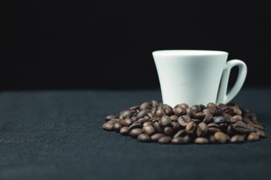 Kahve fasulye siyah bir arka plan ile.