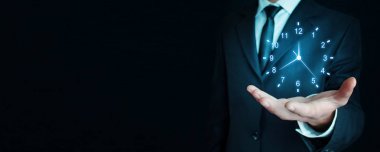 İşadamı holding saat. İş zaman yönetimi.